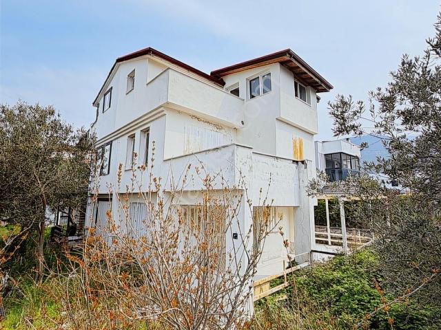 Kuşadası Güzelçamlı'da Sahile 300 Mt. 4+1 Satılık Triplex Villa