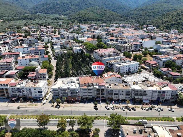Kuşadası Güzelçamlı'da Satılık. Bir Daire İki Dükkan.
