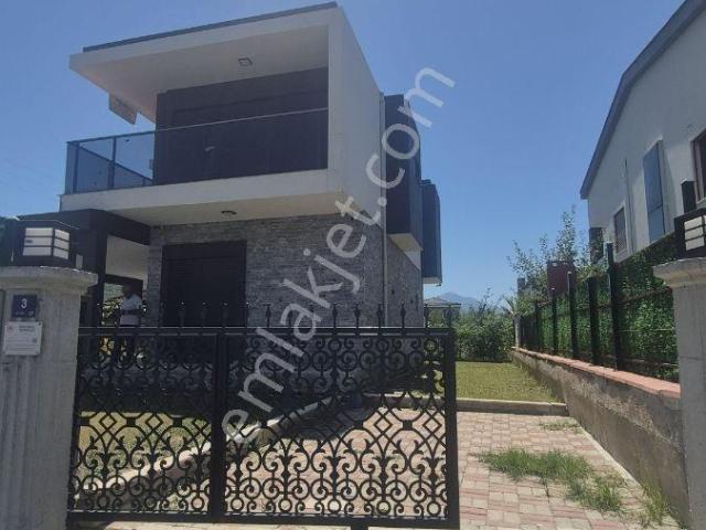 Kuşadası Güzelcamlıda 4+1 Villa Tek Müstakil 420m2 Arsa