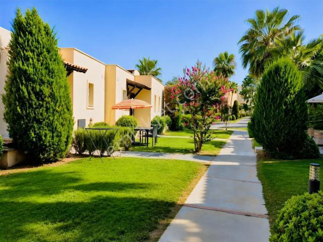 Kuşadası Golf'te 2+1, Koru Manzaralı Balkon, Arka Bahçeli