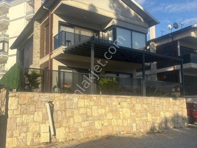 Kuşadası Hacıfeyzullah Mahallesi'nde Satılık 3+1 Müstakil Villa