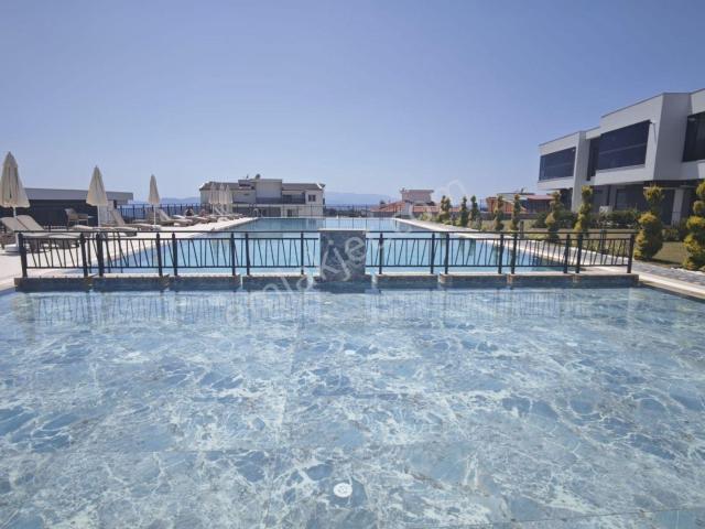 Kuşadası Havuzlu Bir Sitede Doğalgazlı Deniz Manzaralı Eşyalı Kiralık 1+1 Daire