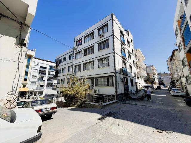 Kuşadası İkiçeşmelik Girişinde Çarşıya Çok Yakın 1+1 Köşe Daire