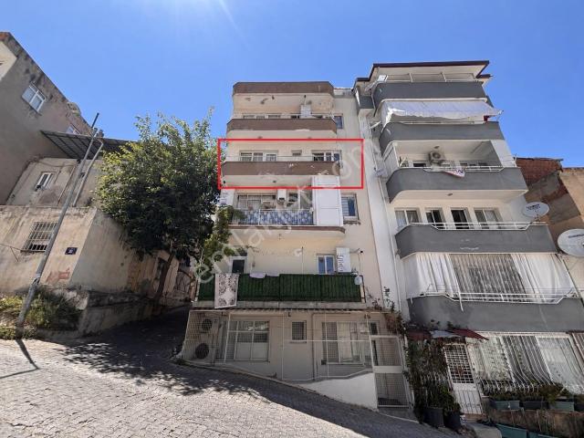 Kuşadası İki Çeşmelik Mahallesi’nde Merkezi Konumda 2+1 Ayrı Mutfak Ara Kat Çift Balkonlu Ma