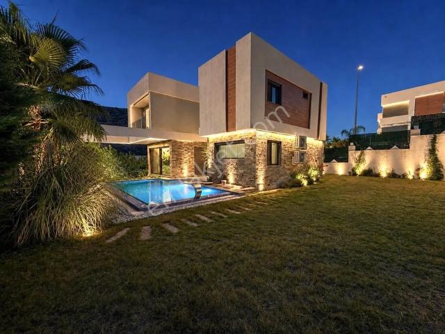 Kuşadası İstek Okulları Bölgesinde Özel Havuzlu Geniş Villa