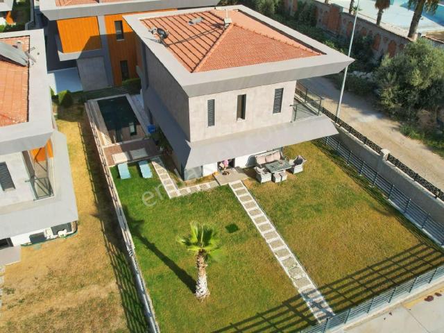 Kuşadası Kuştur Mevki Köşe Konum Eşyalı Bahçeli 3+1 Plaja Yakın
