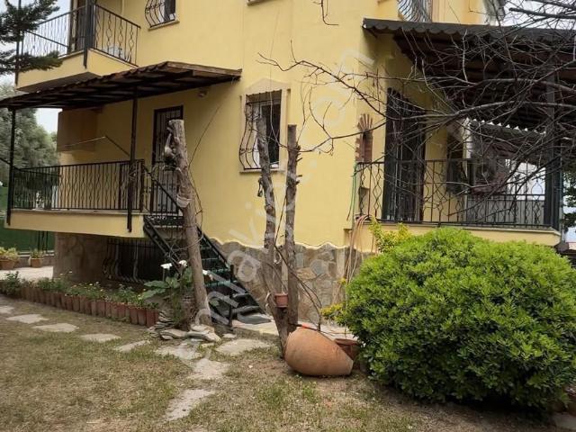 Kuşadası Kuştur Mevki Köşe Konum Geniş Bahçeli 3+2 Satılık Villa