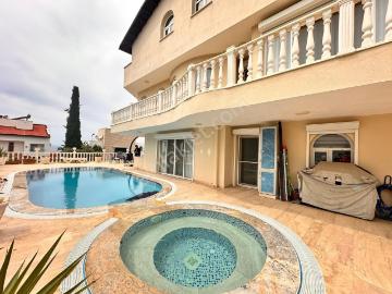 Kuşadası Kadınlar Deniz 10 Odalı Özel Havuzlu Deniz Manzaralı Tek Müstakil Villa