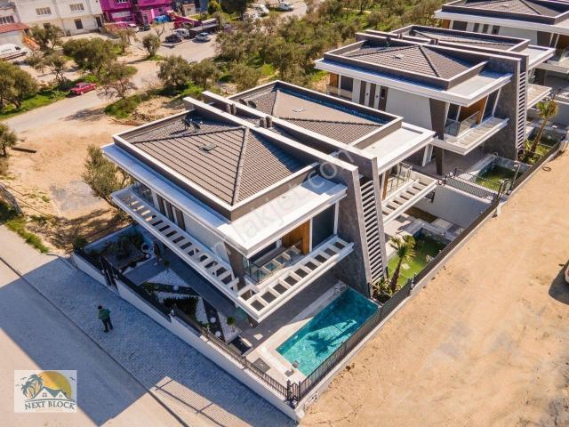 Kuşadası Kadınlar Denizi Kapalı Mutfaklı,tripleks,özel Havuzlu Villa