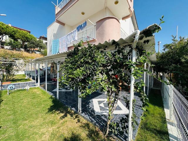 Kuşadası Kadınlar Denizi Köşe Konum Plaja Yakın Bakımlı Manzaralı Satılık 3+1 Villa