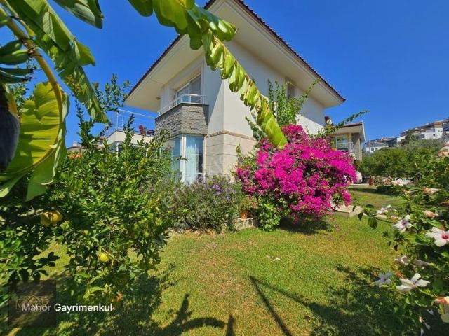 Kuşadası Kadınlar Denizi Müstakil 3+1 Havuzlu Sitede Villa