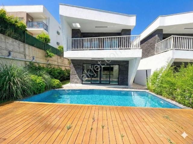 Kuşadası Kadınlar Denizi'nde 4+1 Müstakil, Özel Havuzlu Lüx Satılık Villa