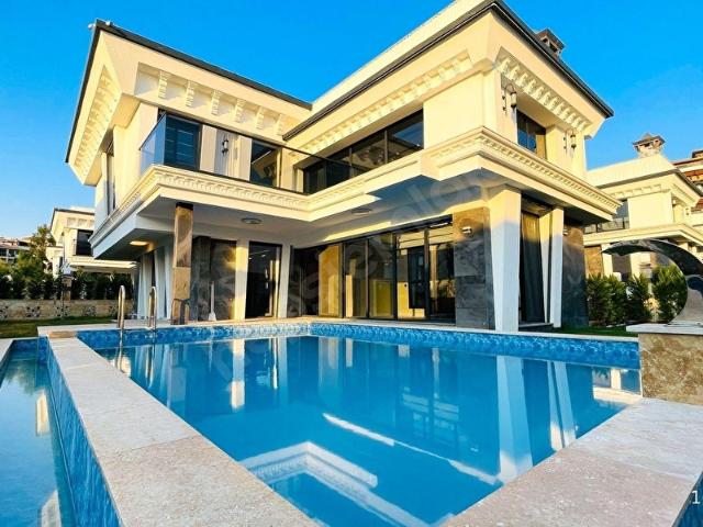 Kuşadası Kadınlar Denizi'nde Ultra Lüks 4+1 Tripleks Villa