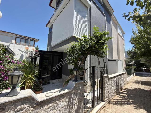 Kuşadası Kadınlar Denizinde Havuzlu Site İçinde Masrafsız 3+1