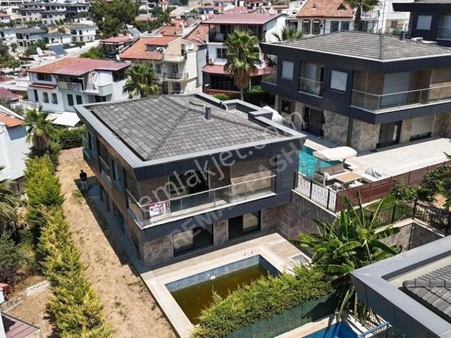 Kuşadası Kadınlar Denizinde,özel Havuzlu 4+1 Müstakil Villa