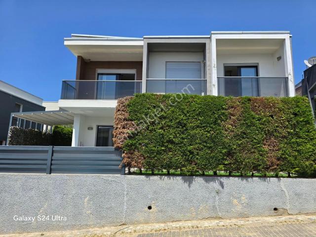 Kuşadası Kadınlar Denizinde Sahile Yürüme Mesafesinde 3+1 140m2 Tek Müstakil Özel Havuzlu