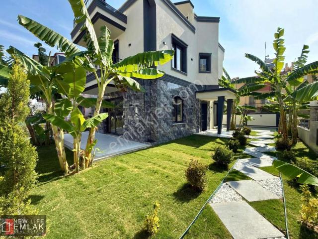 Kuşadası Kadınlar Denizinde Satılık Müstakil Villa