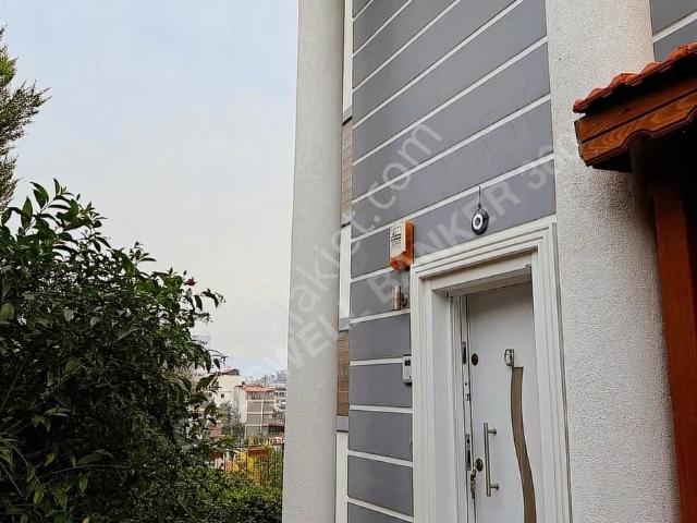 Kuşadası Kadınlar Denizinde Satılık Havuzlu Tripleks 4+1 Villa