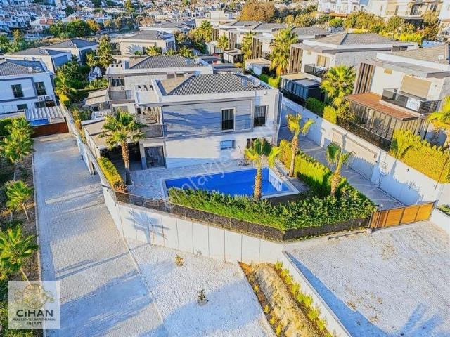 Kuşadası Kadınlar Denizinde Satılık Yazlık Villa