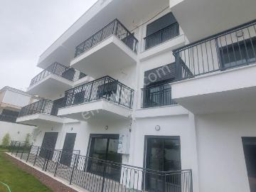 Kuşadası Kadınlardenizi Mahallesinde 3 Katlı Yatay Mimarili Havuzlu Sitede Satılık 1+1 Sıfır Daire