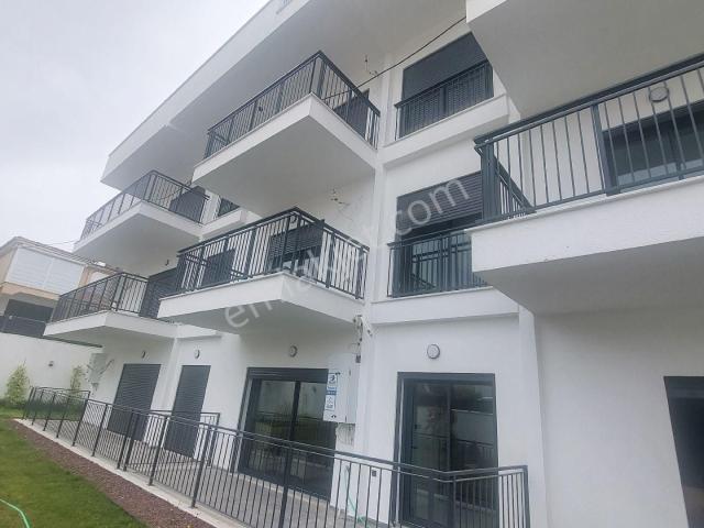Kuşadası Kadınlardenizi Mahallesinde 3 Katlı Yatay Mimarili Havuzlu Sitede Satılık 1+1 Sıfır Daire