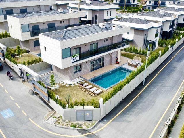 Kuşadası Karaova Mah. Avm Bölgesinde Kısmi Eşyalı Kiralık Villa