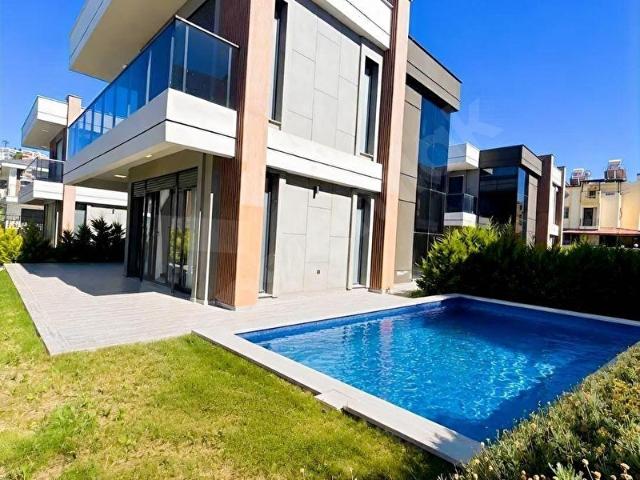 Kuşadası karaova Mahallesi'nde 4 + 1 tek müstakil villa
