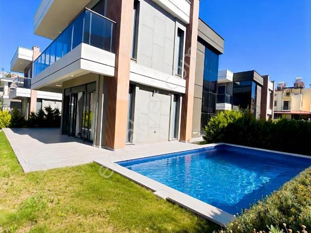 Kuşadası Karaova Mahallesi'nde 4 + 1 Tek Müstakil Villa