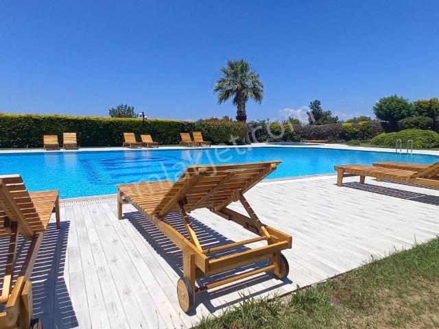 Kuşadası Karaova Mevkiin'de Tam Eşyalı Kiralık 1+1daire Havuzlu Ve Güvenlikli Plaja 1 Km Mesafede