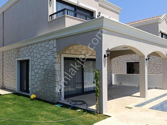 Kuşadası Karaova Mevkiinde 4+1 150m2 Tek Müstakil Özel Havuzlu