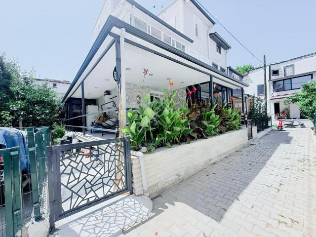 Karaova Aktur Sitesi'nde Denize Yakın 4+1 Bakımlı Tripleks Villa