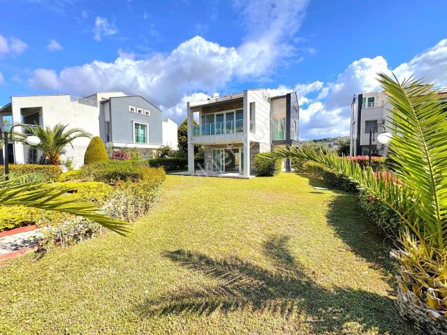 Kuşadası Karaovada Geniş Site İçinde Satılık Villa