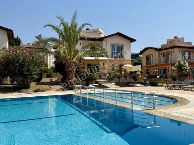 Kuşadası Karaova'da Havuz Cepheli Müstakil 3+1 Villa