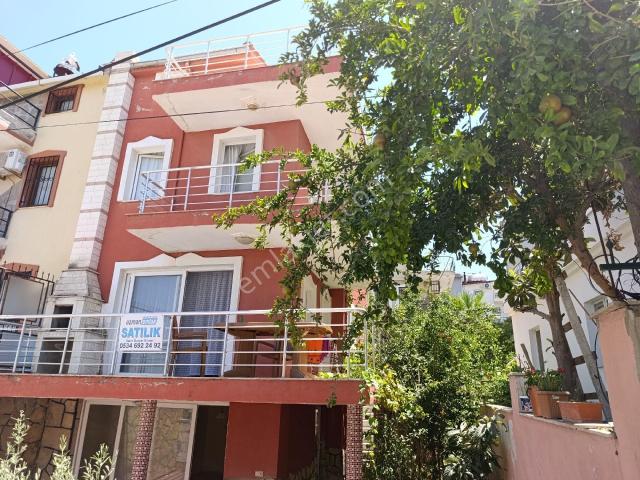 Kuşadası Karaovada Site İçi Yüzme Havuzlu 5+1 Satılık Villa