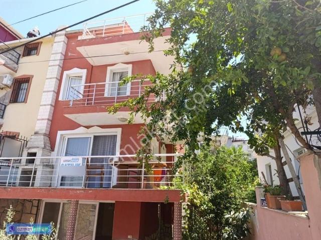 Kuşadası Karaova'da Site İçinde Yüzme Havuzlu 5+1 Satılık Villa