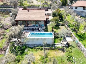 Satılık Kuşadası Kirazlı Köyünde 1.000 M² Arsa İçinde Taş Villa.