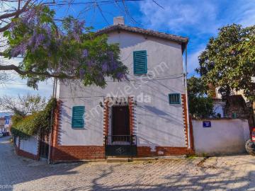 Kuşadası Kirazlı Köyünde Merkezi Konumda Müstakil Köy Evi