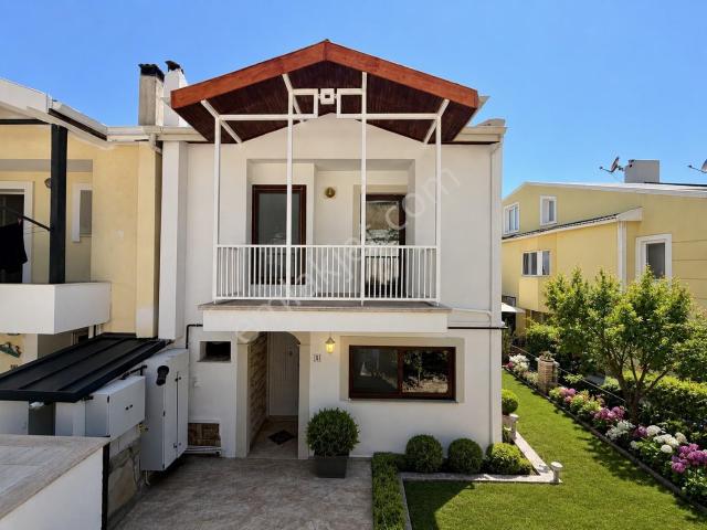 Kuşadası,panoramik Deniz Manzaralı,doğal Gazlı,lüks Villa