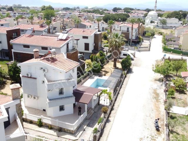Kuşadası Sahil Sitelerinde Eşyalı Satılık Özel Havuzlu 4+1 Müstakil Villa