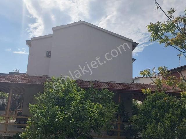Kuşadası Sahil Sitelerinde Havuzlu Sitede Büyük Bahçeli 3+1 Tek Müstakil Dublex Villa