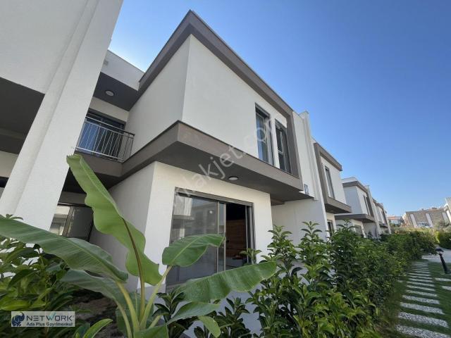 Kuşadası Sahil Sitelerinde Satılık 3+1 Villa