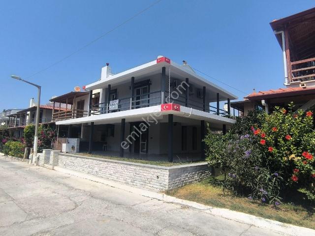 Kuşadası Sahil Sitelerinde 3+1 Kiralık Villa