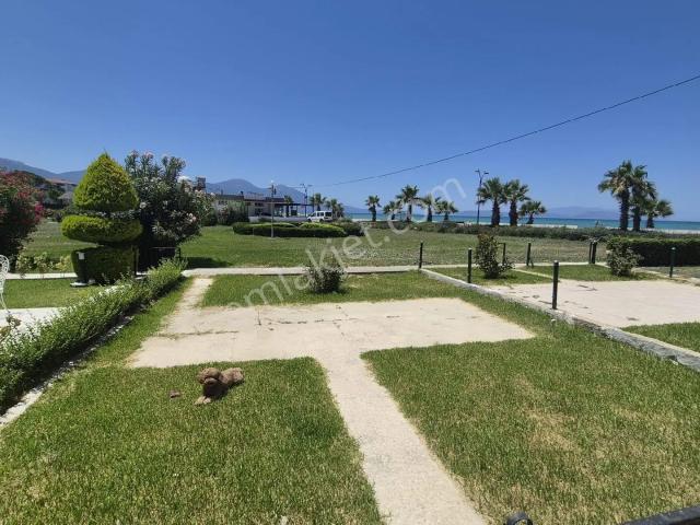 Kuşadası Sahil Sitesi'nde Denize Sıfır 2+1 Bahçe Katı Daire
