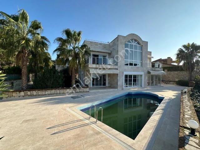 Kuşadası Satılık 4+1 Tek Müstakil Malikane Tadında Villa