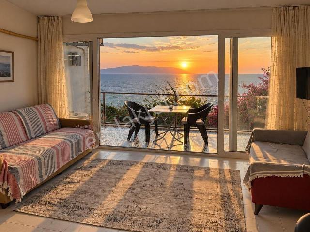 Kuşadası Seçkin Sitesi'nde,eşyalı harika Deniz Manzaralı 1+1 Daire