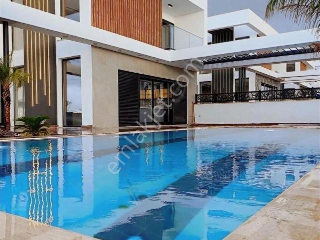 Kuşadası Soğucak'ta Full Deniz Manzaralı Müstakil Villa