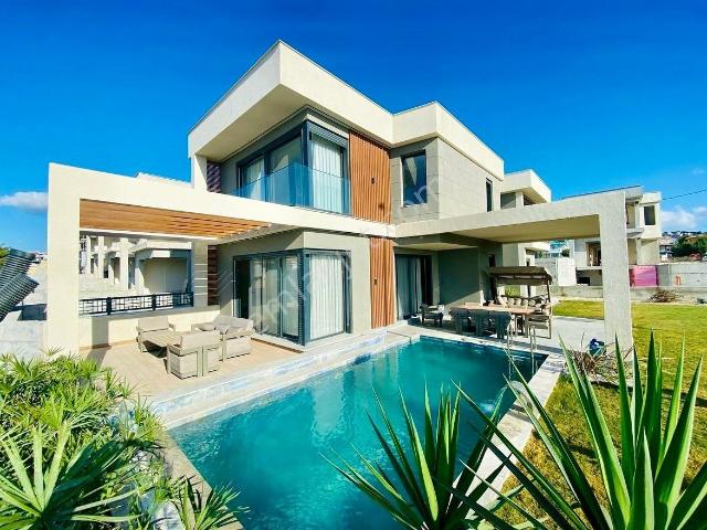 Kuşadası Soğucak'ta Full Deniz Manzaralı Müstakil Villa