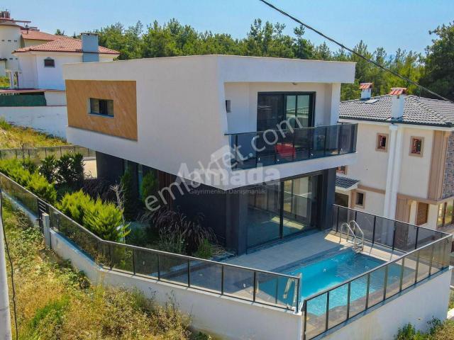Kuşadası Soğucak'ta Harika 5+1 Satılık Villa