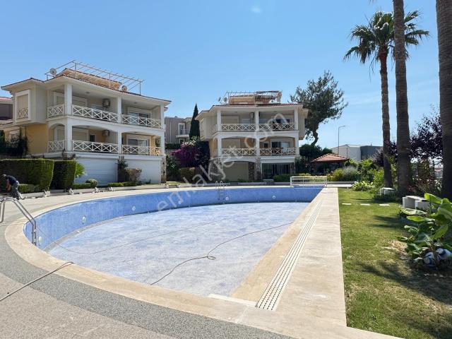 Kuşadası Soğucak'ta Havuzlu Sitede Bahçeli 3+1 Müstakil Villa