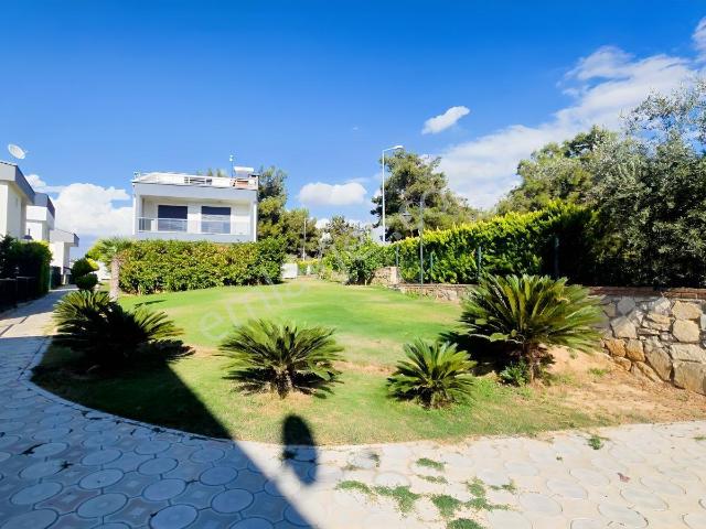 Kuşadası Soğucakta Özel Havuzlu 4+1 Tripleks Villa | 200 M²